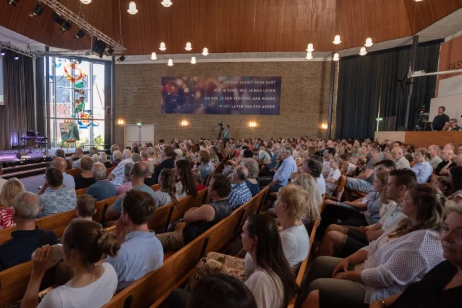 Bezoekers in de zaal